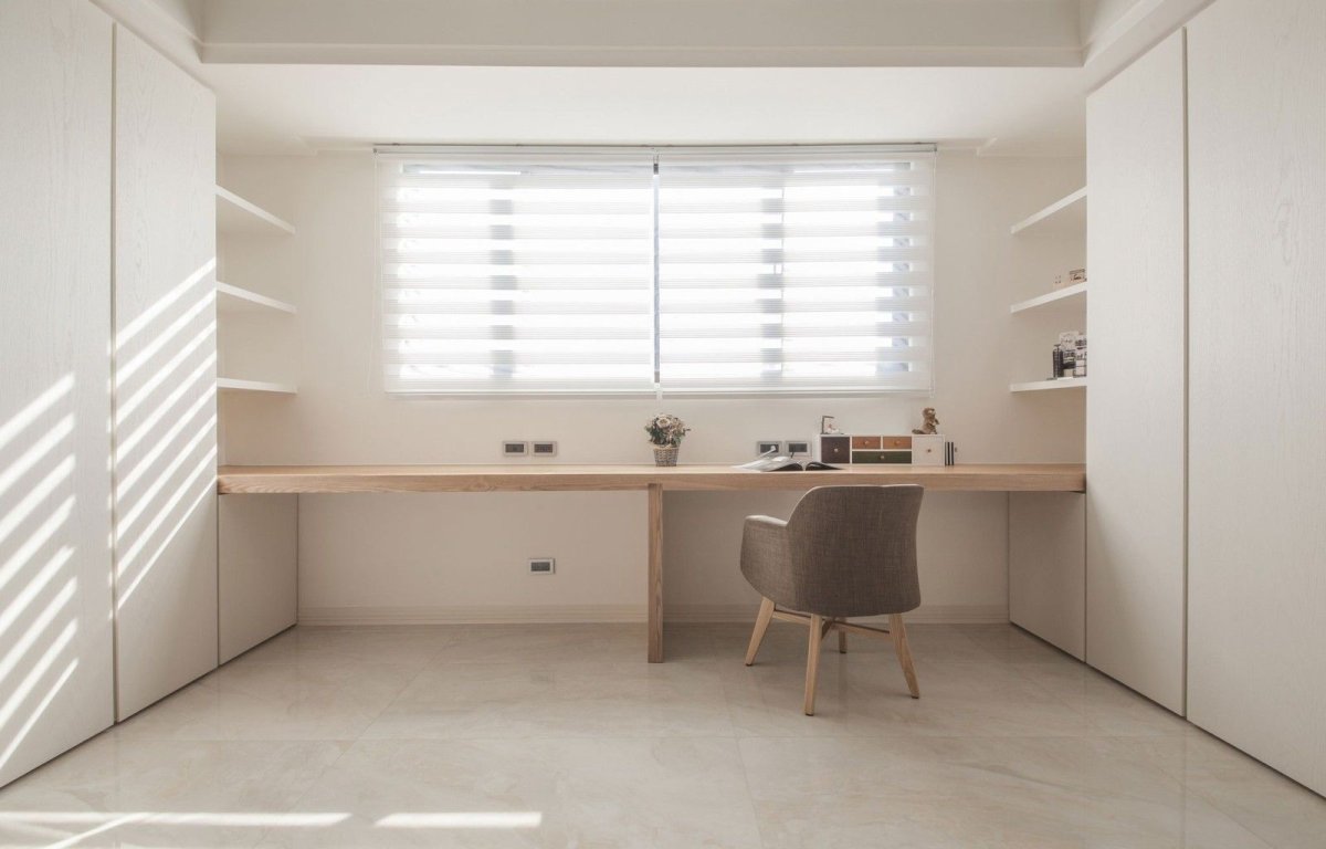 Стол вдоль окна с длинными шторами