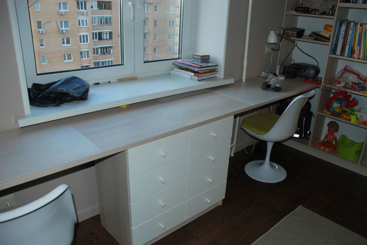 Стол письменный у окна во всю стену