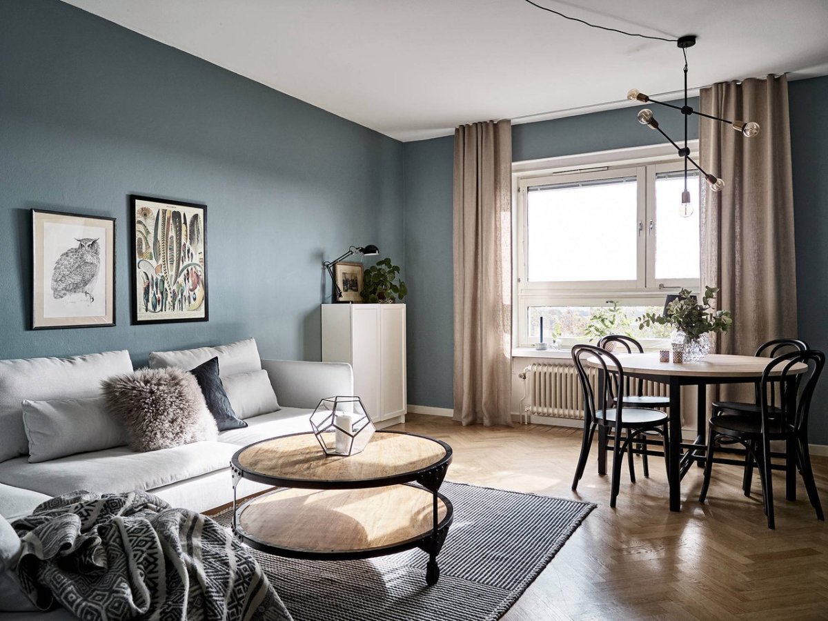 Темные шторы в интерьере спальни