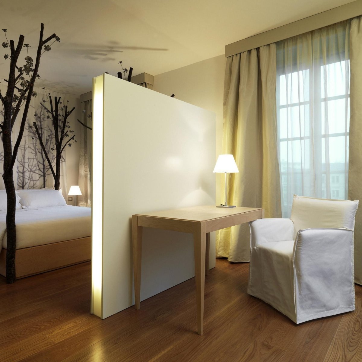 Спальня с перегородкой декоративной