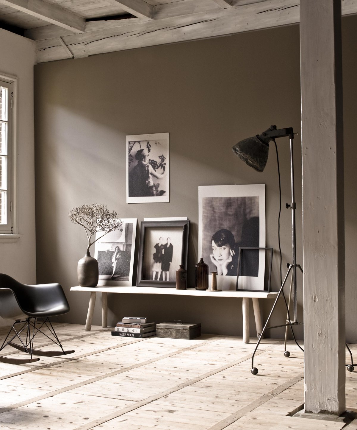 Коричневые стены в гостиной