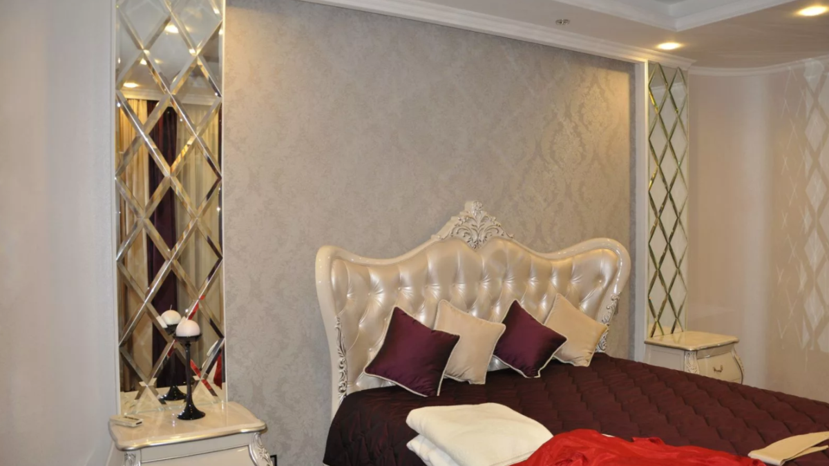 Спальня в теплых тонах