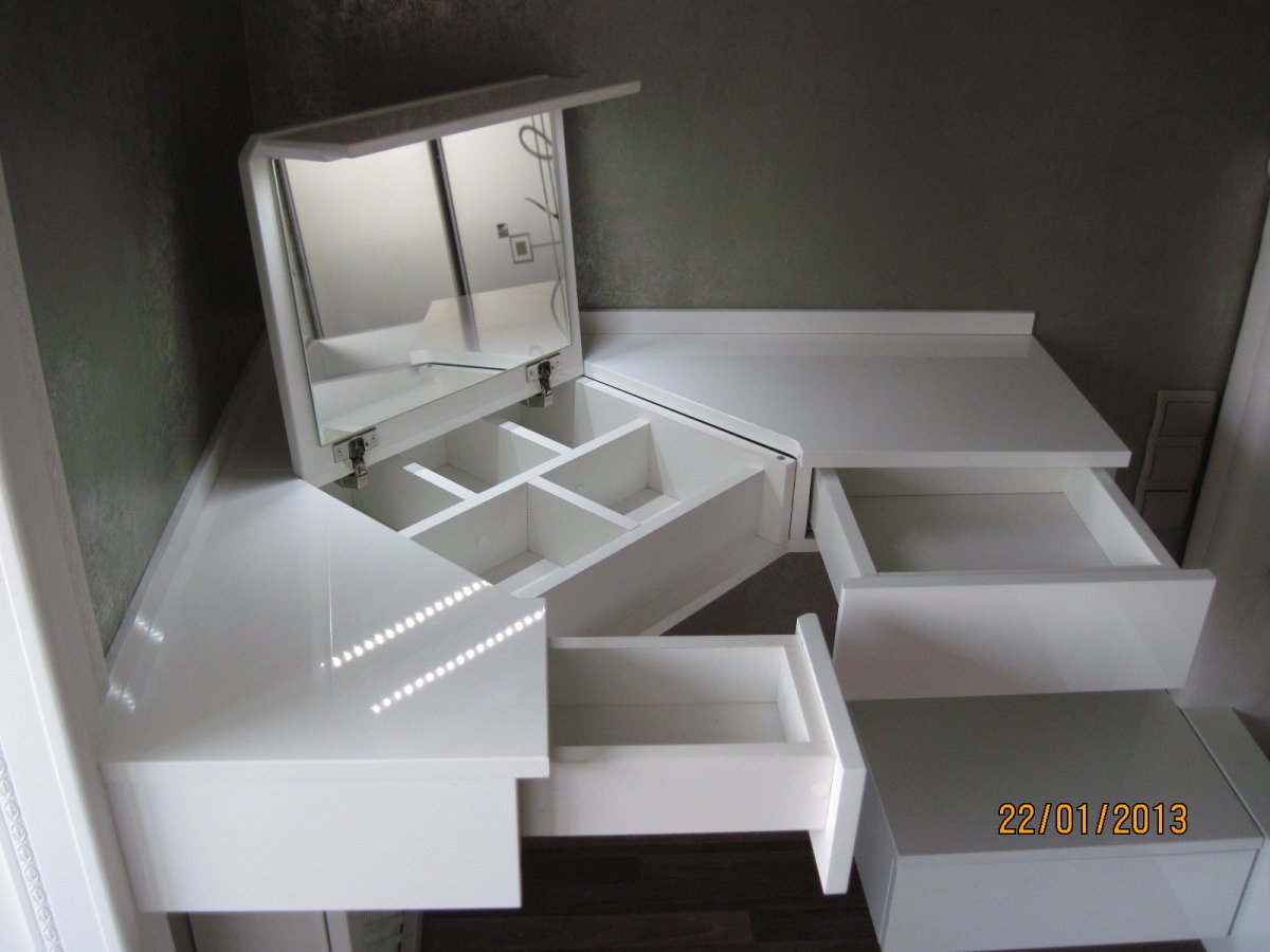 Угловой шкаф с туалетным столиком