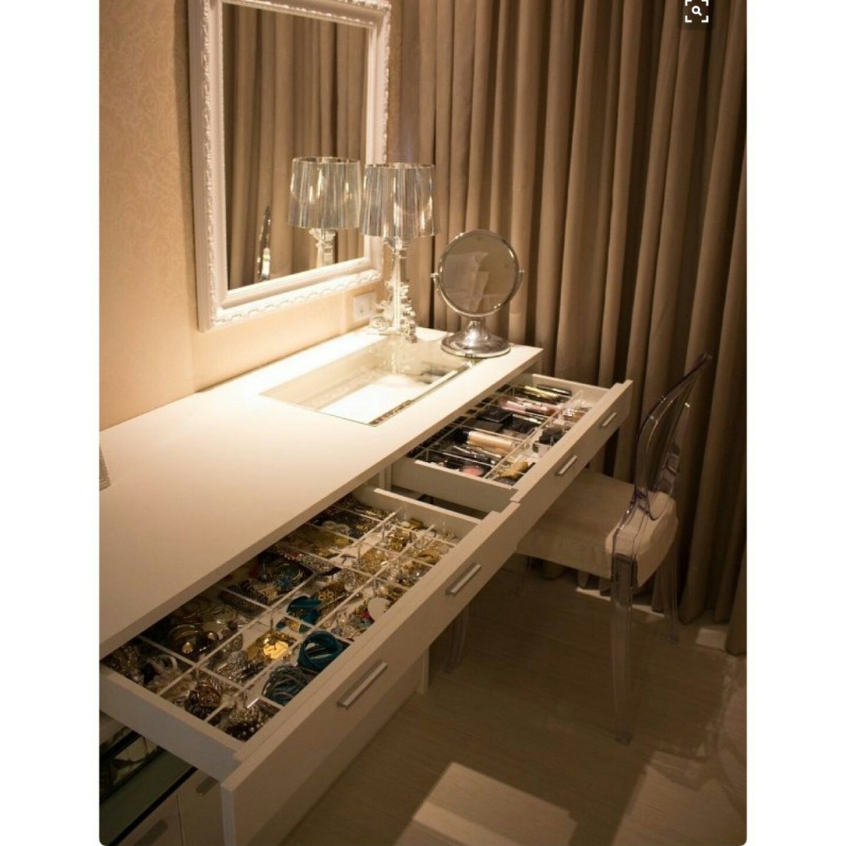 Гардеробная комната с туалетным столиком