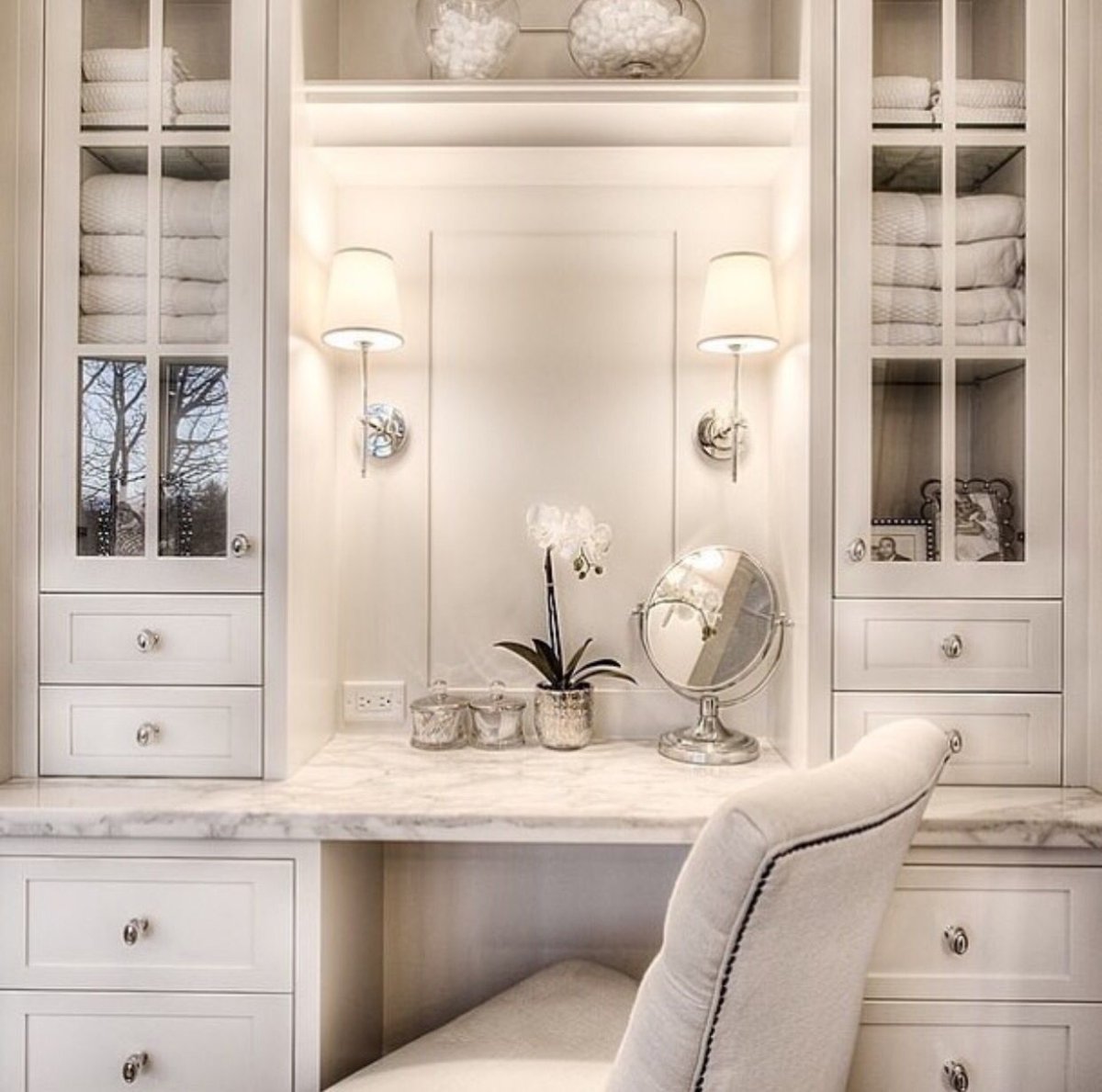 Гардеробная с туалетным столиком