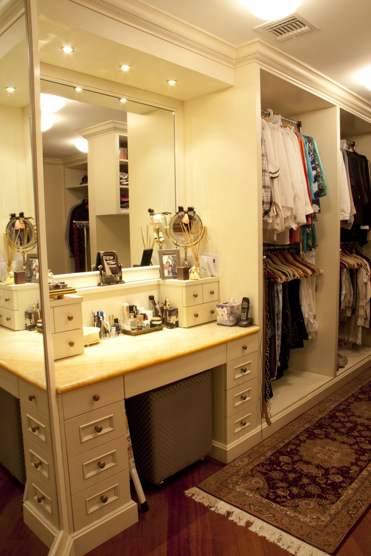 Шкаф с туалетным столиком