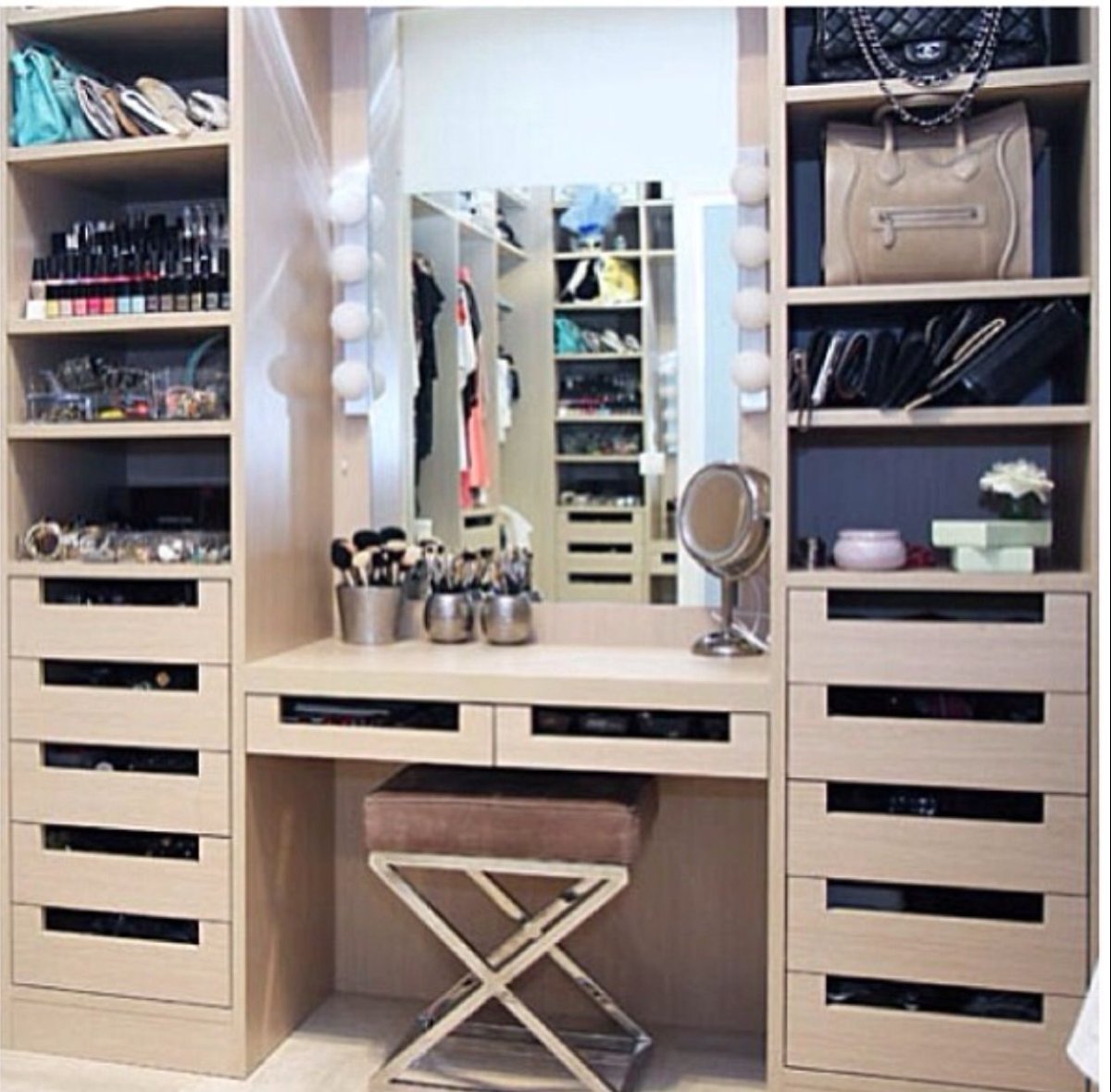 Необычный шкаф в спальню