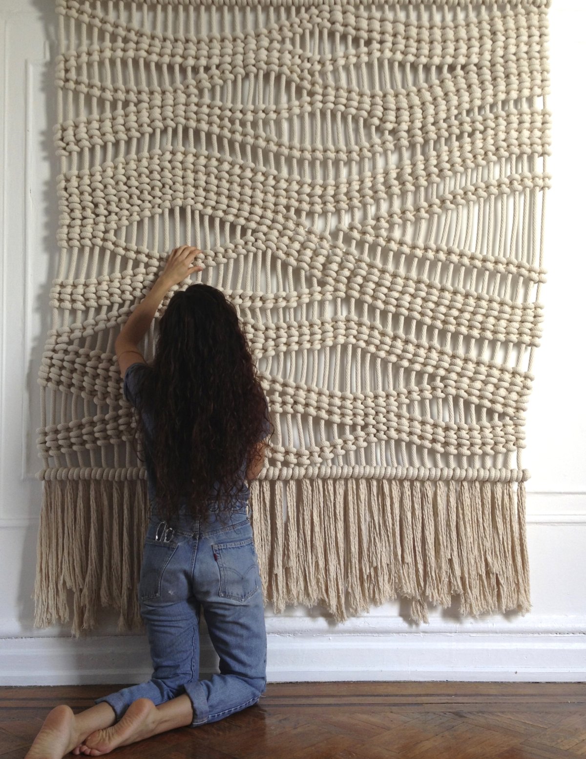 Панно из каната на стене