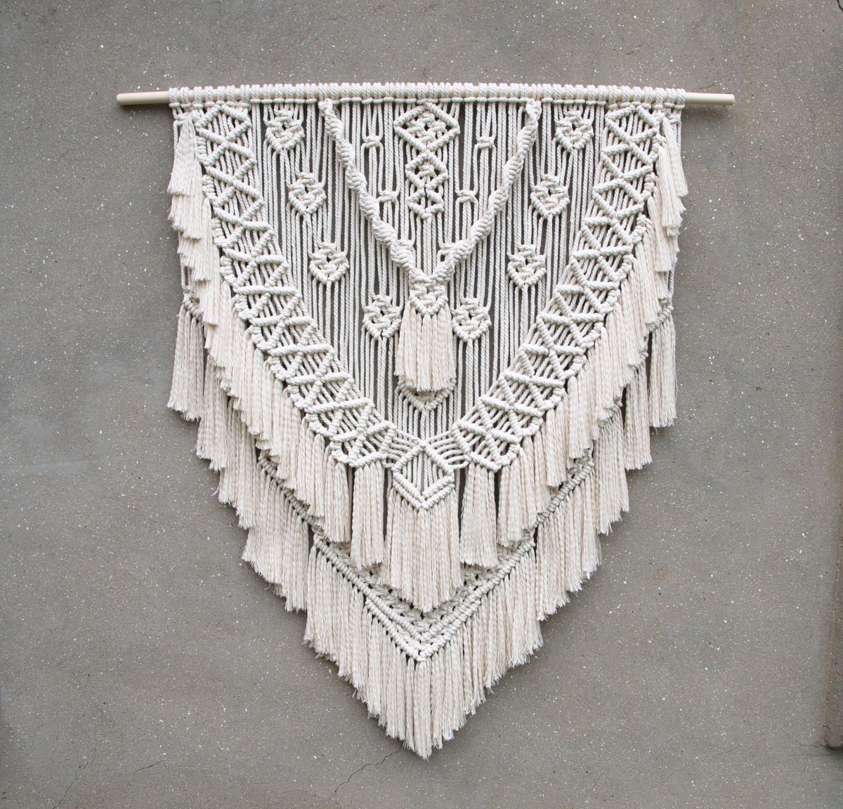 Панно в изголовье кровати