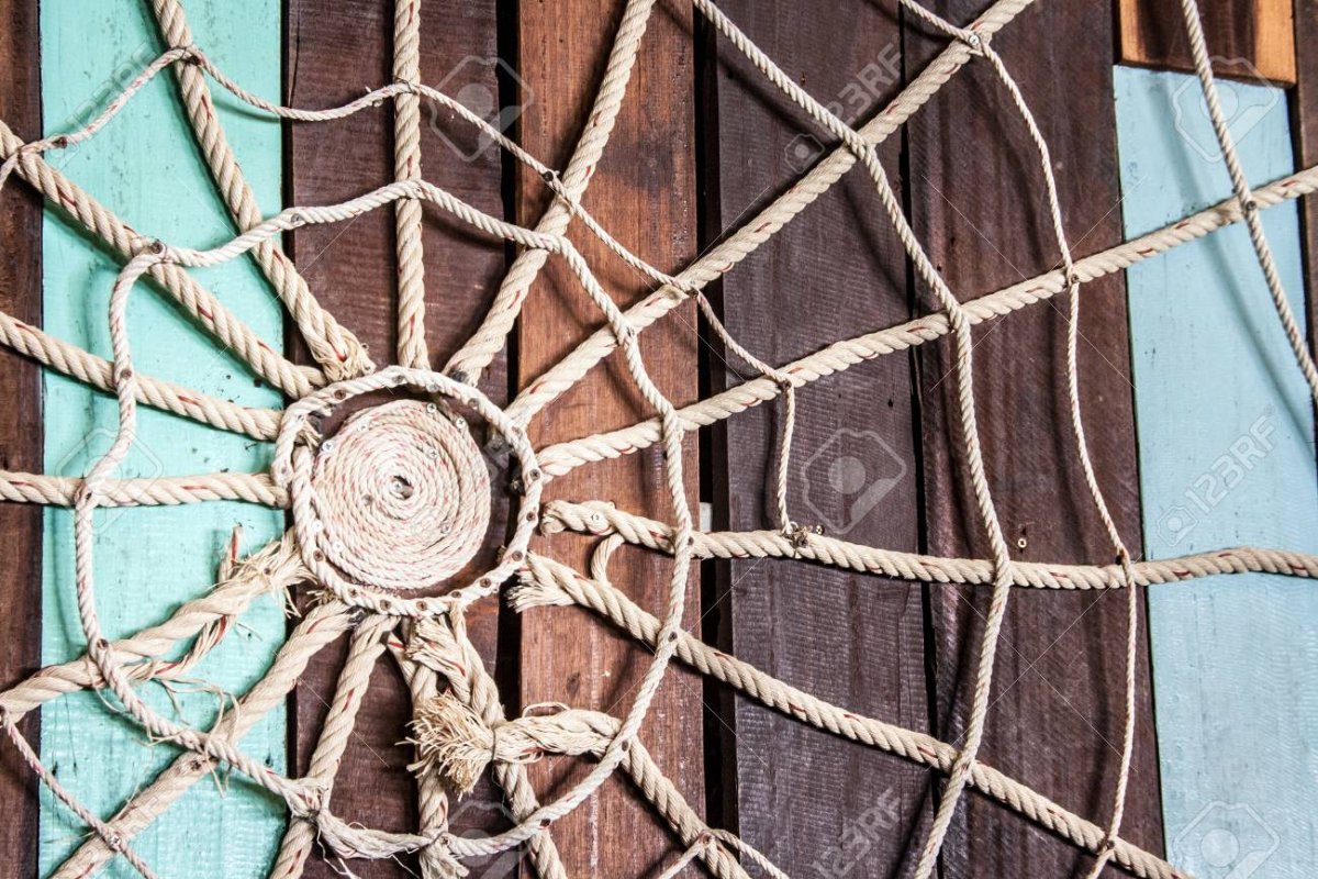 Панно из веток и ниток