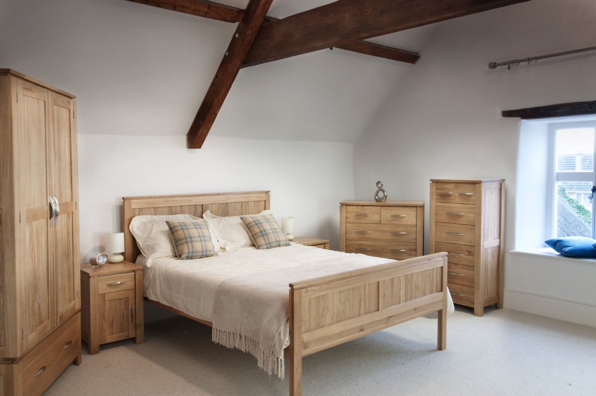 Комната с деревянной мебелью