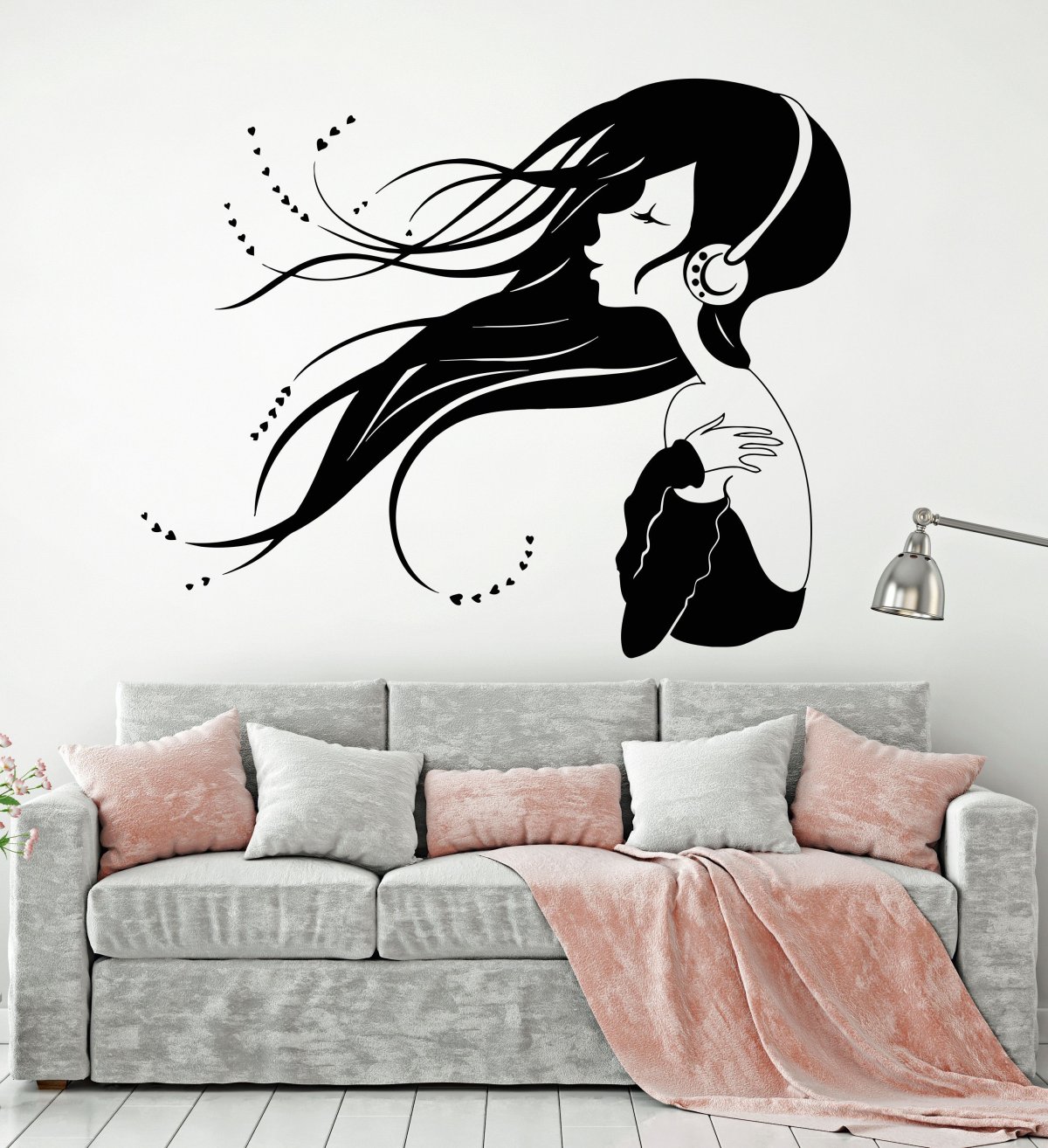 Рисунок девушки на стене в интерьере