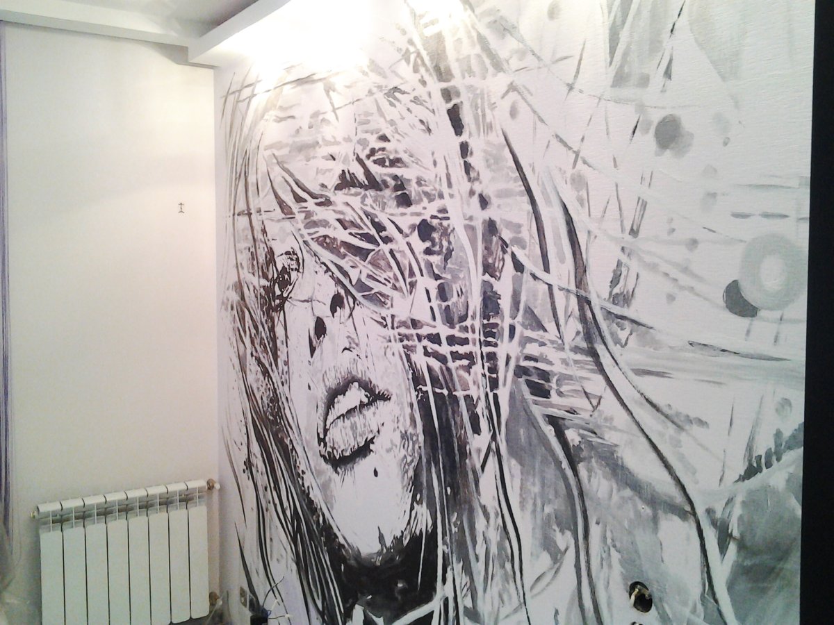 Абстрактный рисунок на стене в квартире