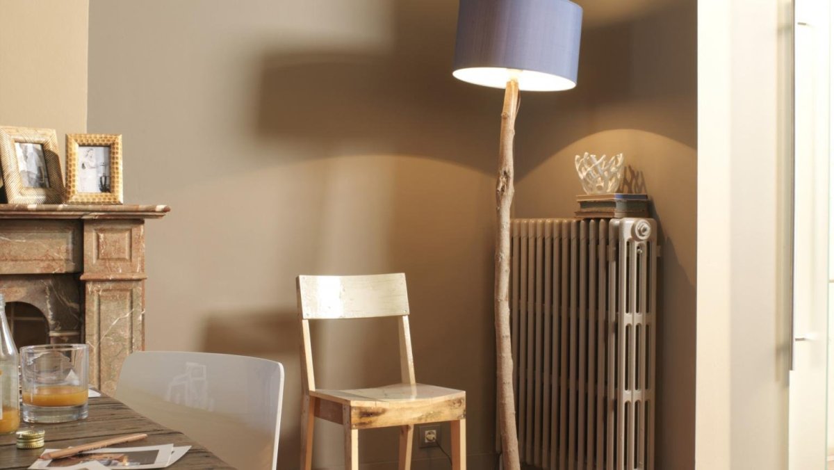 Кофейные стены в гостиной