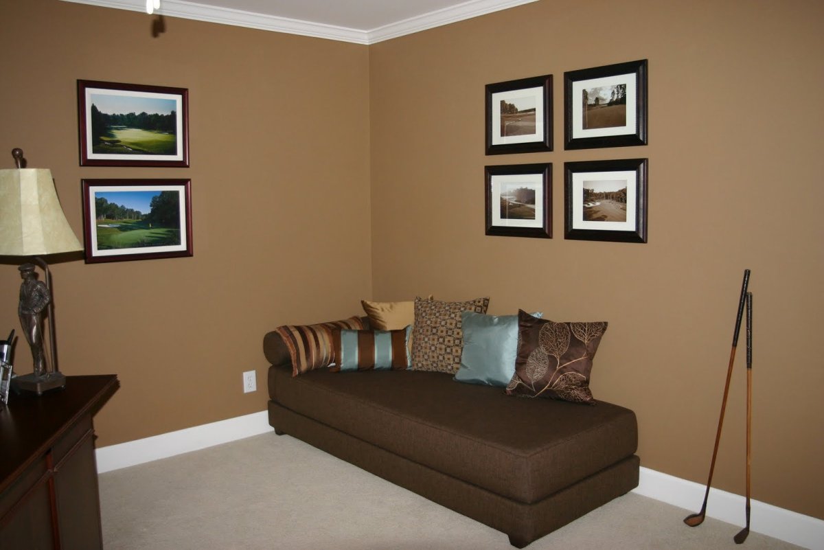 Коричневая стена