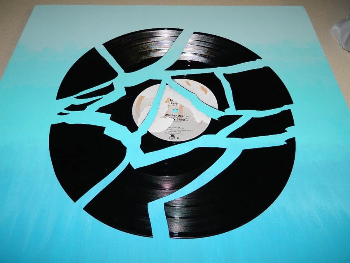 Виниловая пластинка и кассета