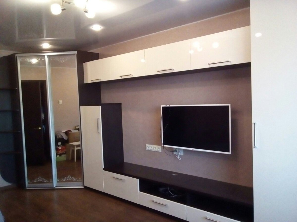 Шкаф в зал с телевизором