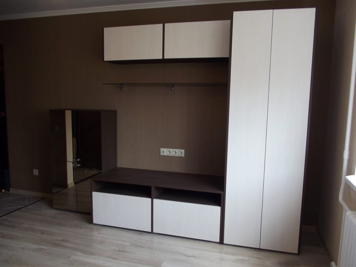 Шкаф купе с тумбой под телевизор