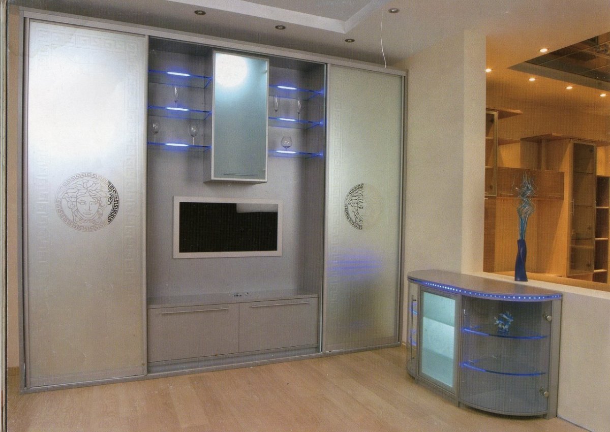 Шкаф купе с нишей под телевизор