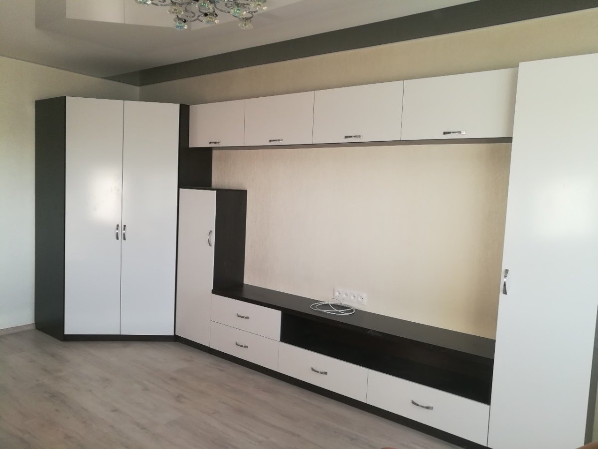 Стенка с платяным шкафом