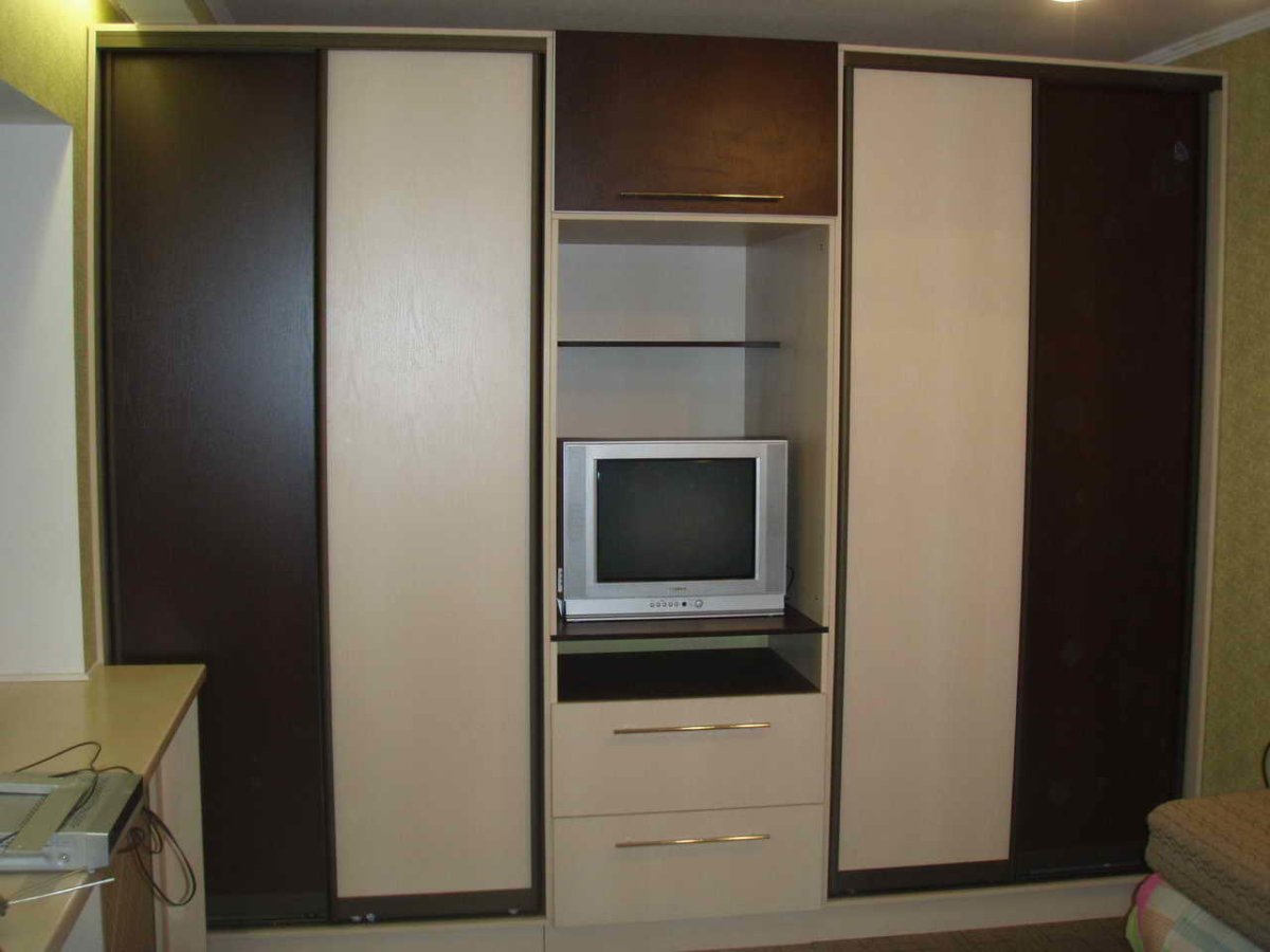 Шкаф купе со встроенным телевизором