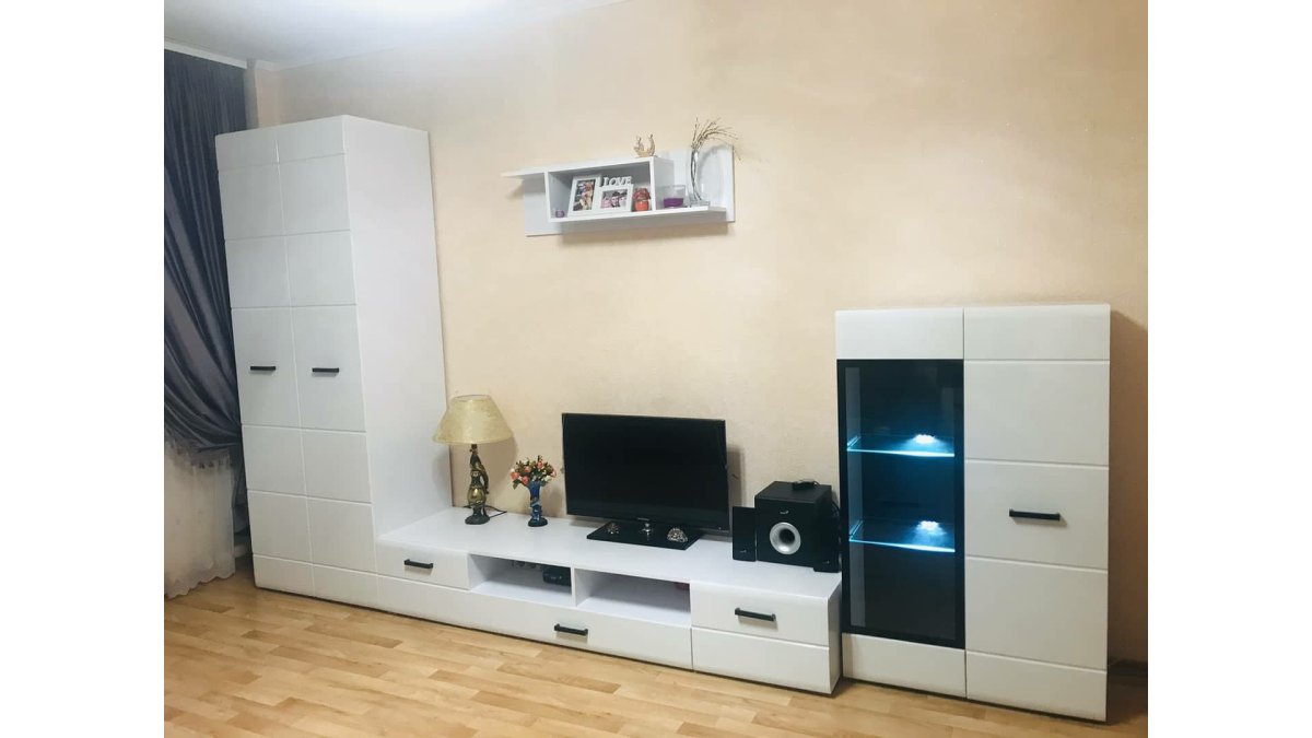 Стенка под телевизор в классическом стиле