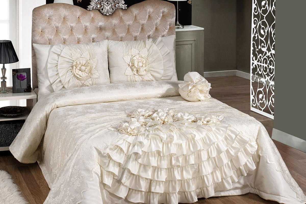 Роскошные черные покрывала на кровать