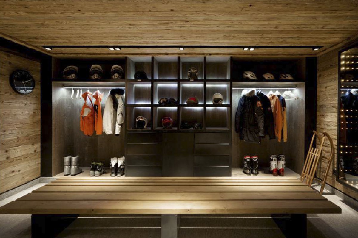 Гардеробная в стиле Шале