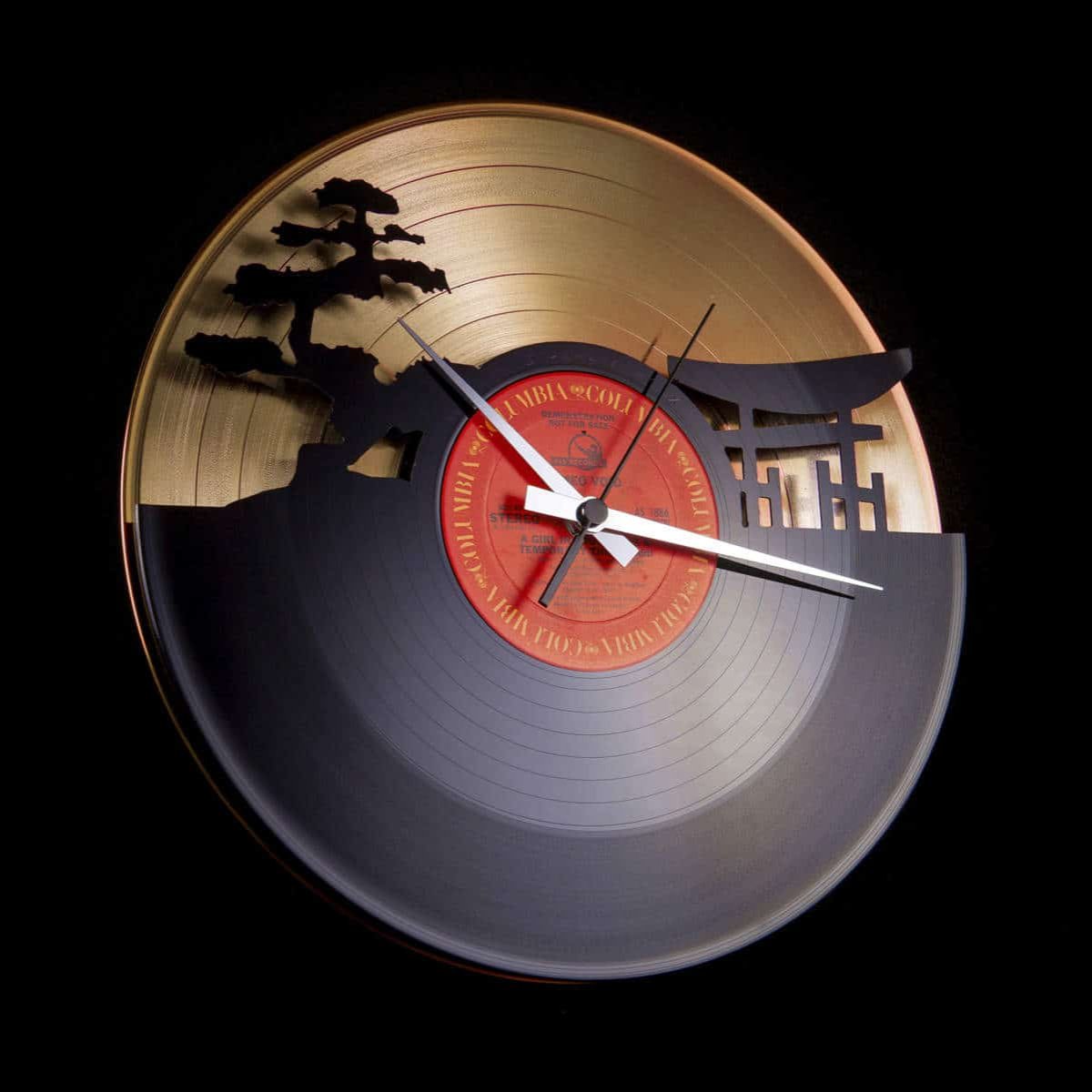 Часы из старых пластинок