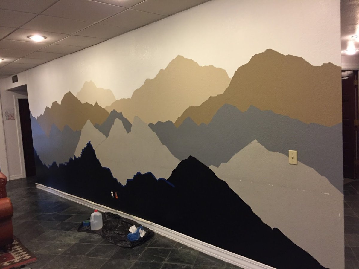 Стилизованные горы на стене