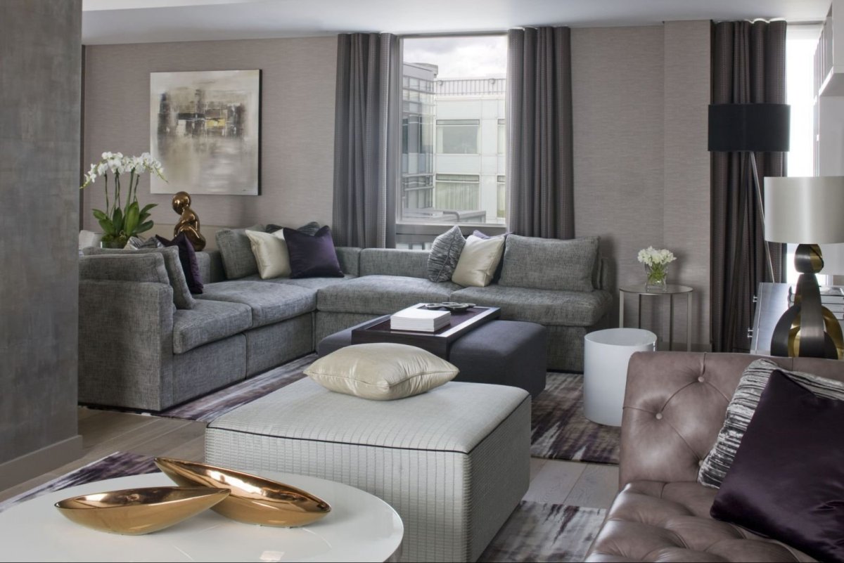 Серый диван в интерьере гостиной