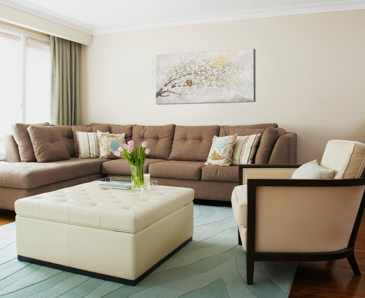 Светлый диван в интерьере