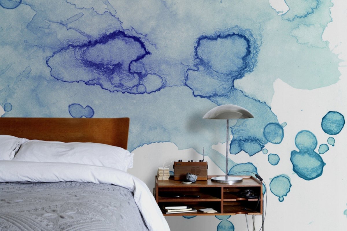 Акварельные разводы на стене