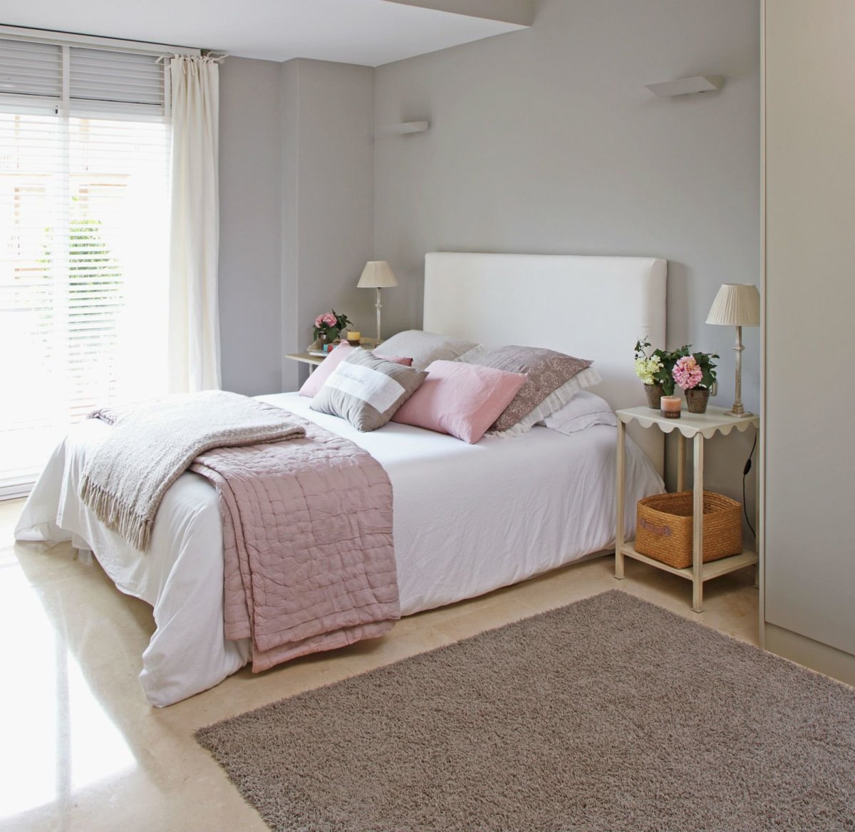 Спальня в серо розовых тонах