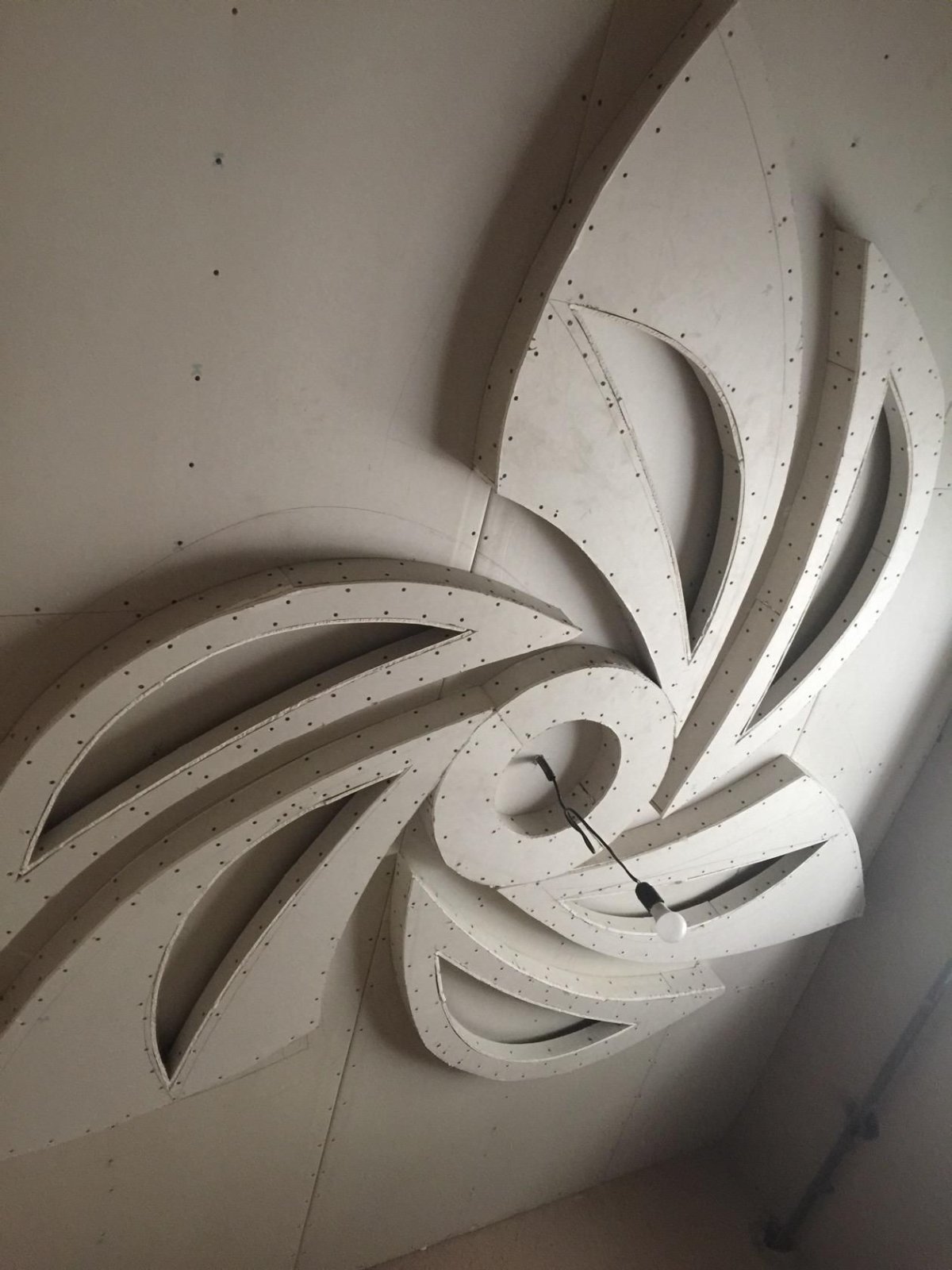 Узоры из гипсокартона на потолке