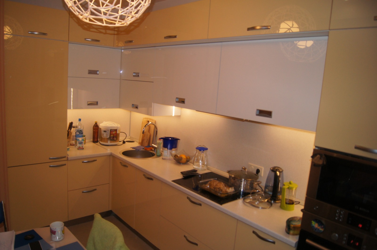 Кухня два уровня верхних шкафов угловая