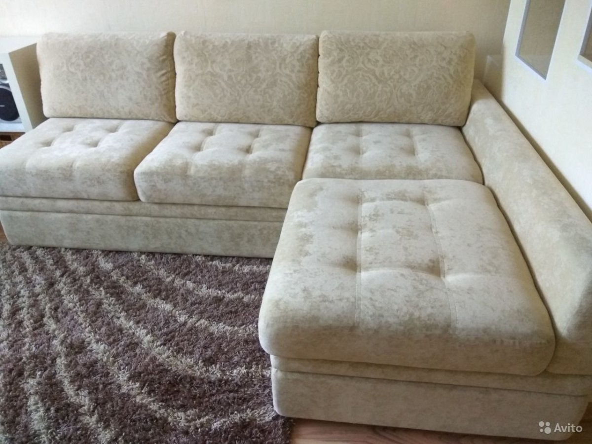 Бежевый диван из флока