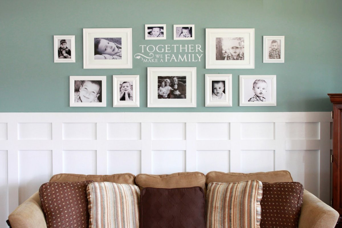 Расположение семейных фотографий на стене