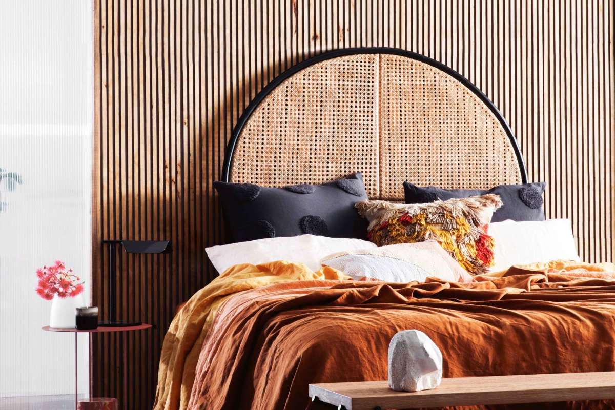 Кровать с плетеным изголовьем