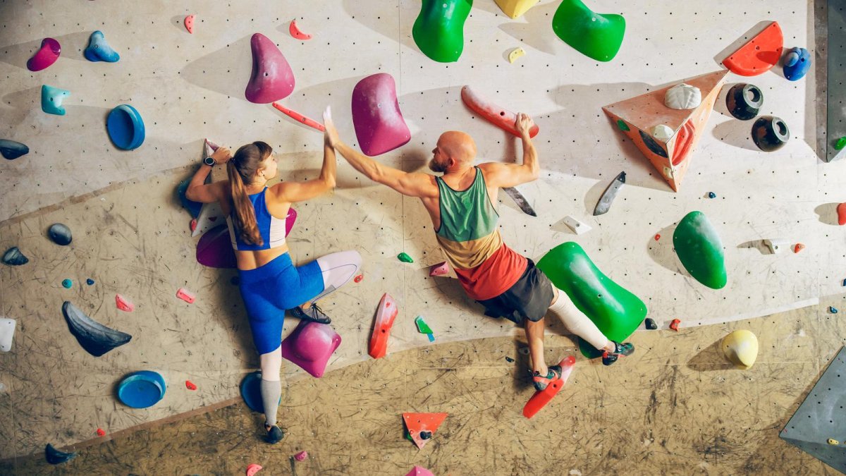 Дети на скалодроме