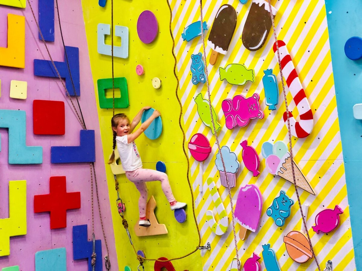 Скалолазная стена из камней