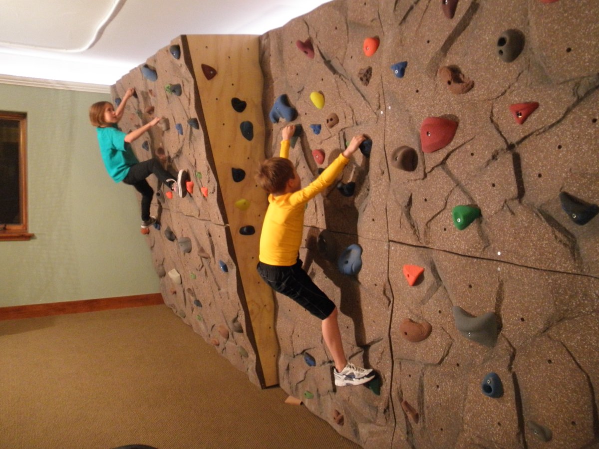 Скалодром стена