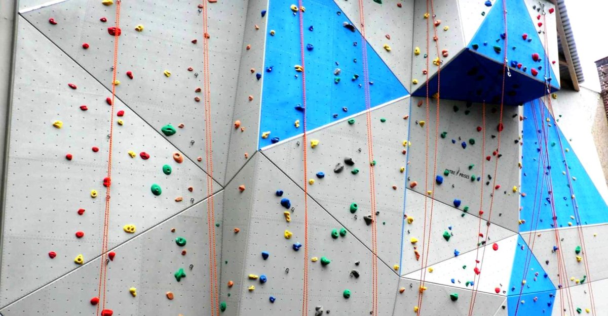 Стена для скалолазания в детской комнате