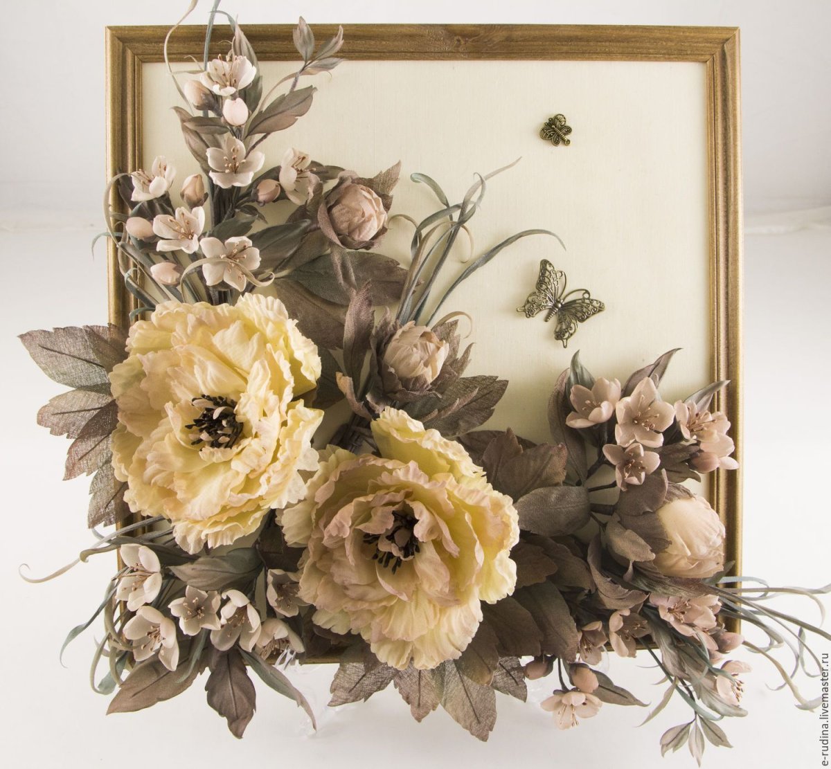 Панно с искусственными цветами