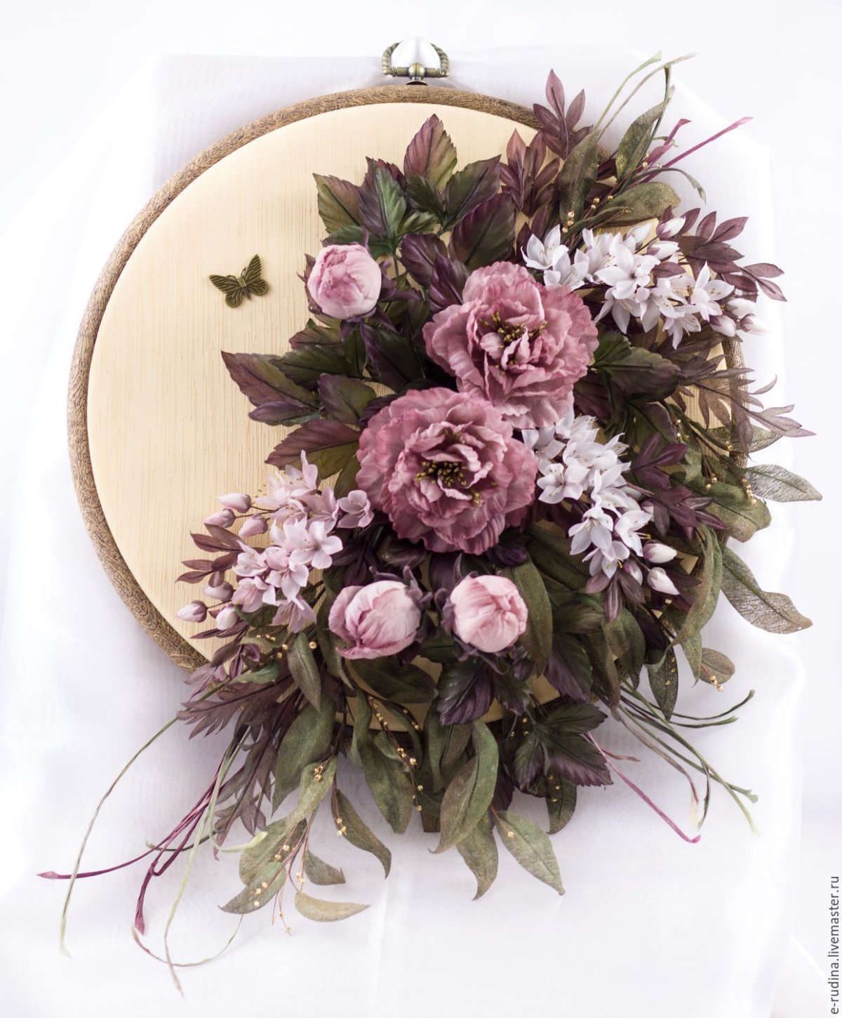 Украшение стены искусственными цветами