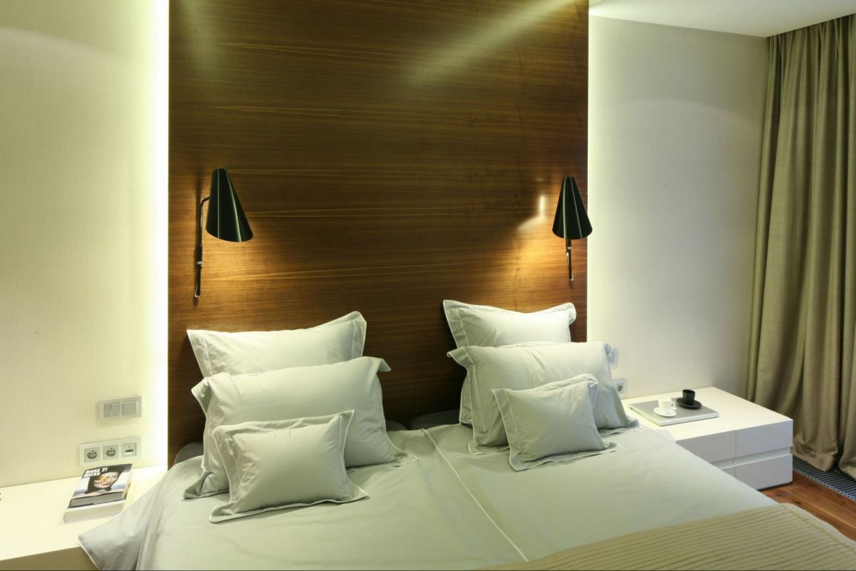 Розетки над изголовьем кровати