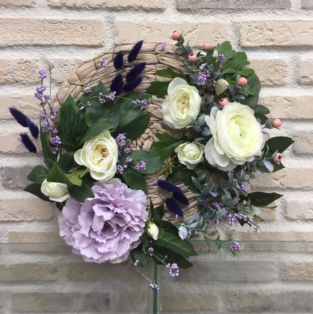 Композиция из искусственных цветов для декора