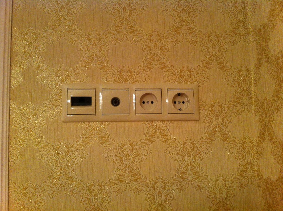 Розетки у прикроватных тумбочек