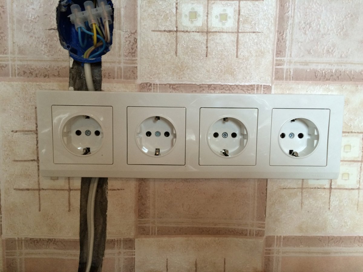 Стена за диваном