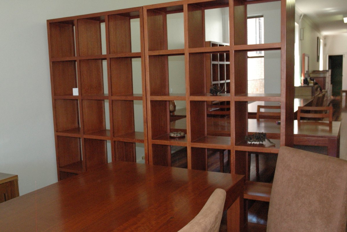 Межкомнатная перегородка из полок